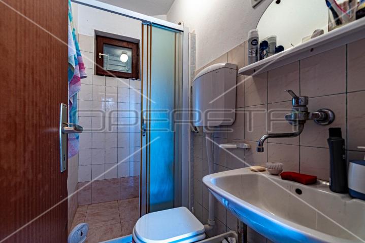 Kuća sa 7 apartmana, 250 m do mora, Lumbarda