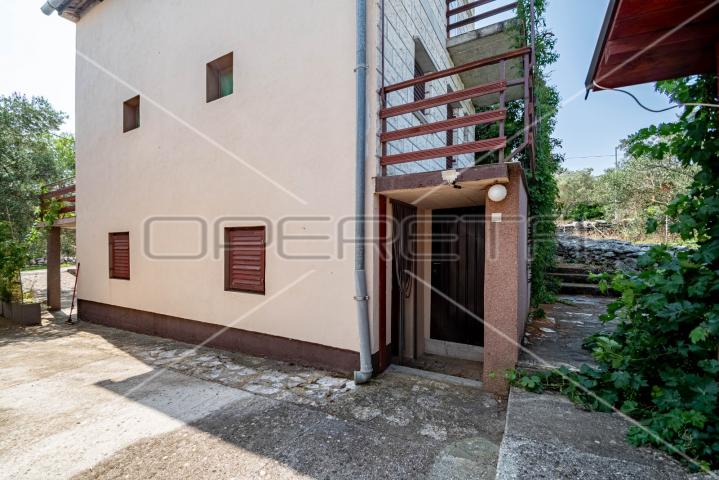 Kuća sa 7 apartmana, 250 m do mora, Lumbarda