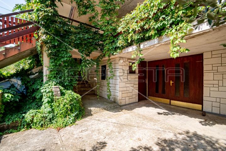 Kuća sa 7 apartmana, 250 m do mora, Lumbarda