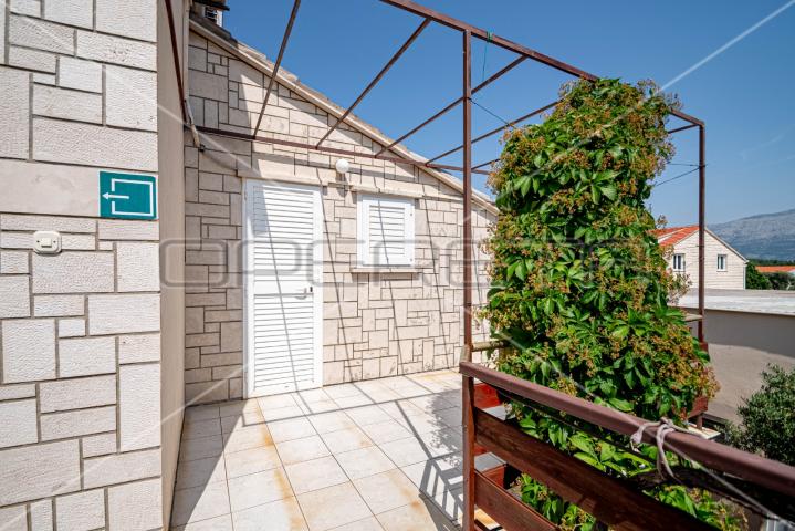 Kuća sa 7 apartmana, 250 m do mora, Lumbarda