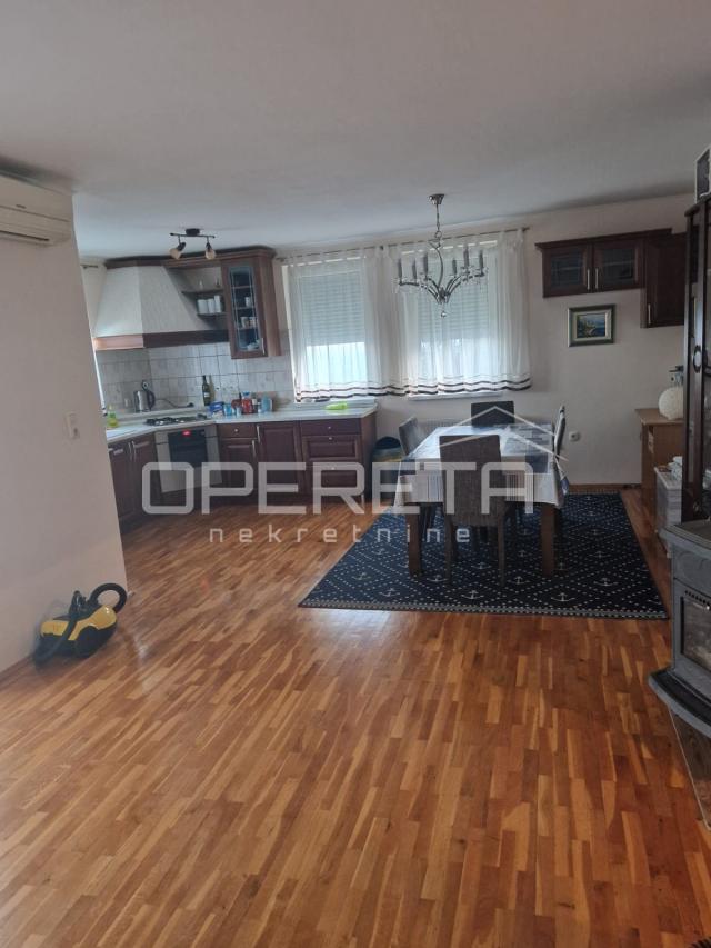 Lovran – Stan s pogledom na more, okućnicom, roštiljem i parkirnim mjestom u mir
