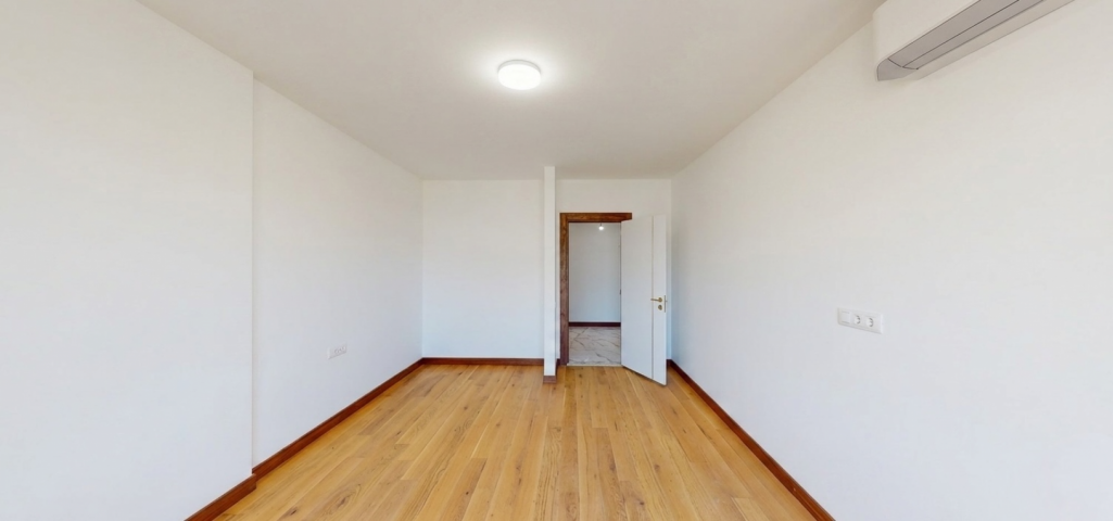 Eine 57 m² große Wohnung mit Terrasse in der Wohnanlage in Bar