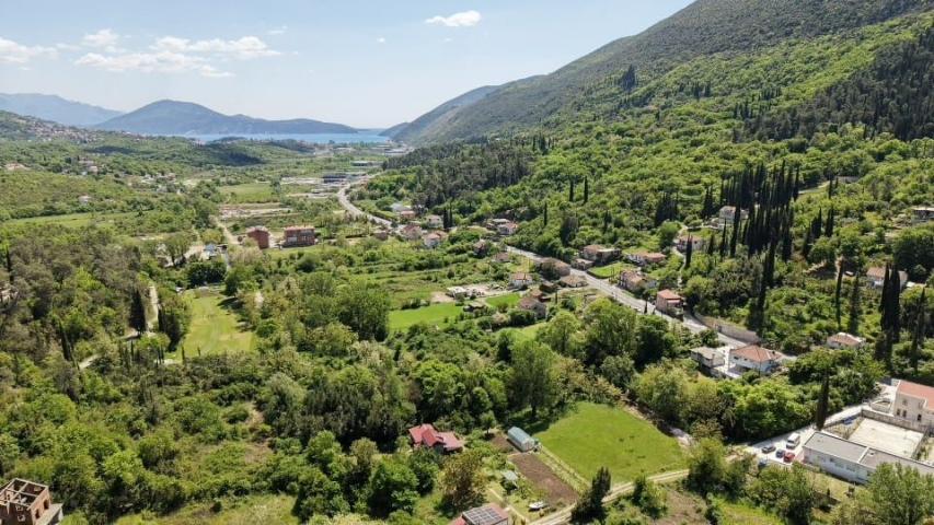 Urbanizovan atraktivan plac 1.677 m² – Herceg Novi, 50 metara od magistrale