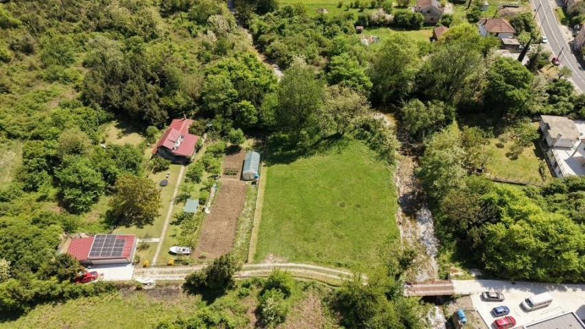 Urbanizovan atraktivan plac 1.677 m² – Herceg Novi, 50 metara od magistrale
