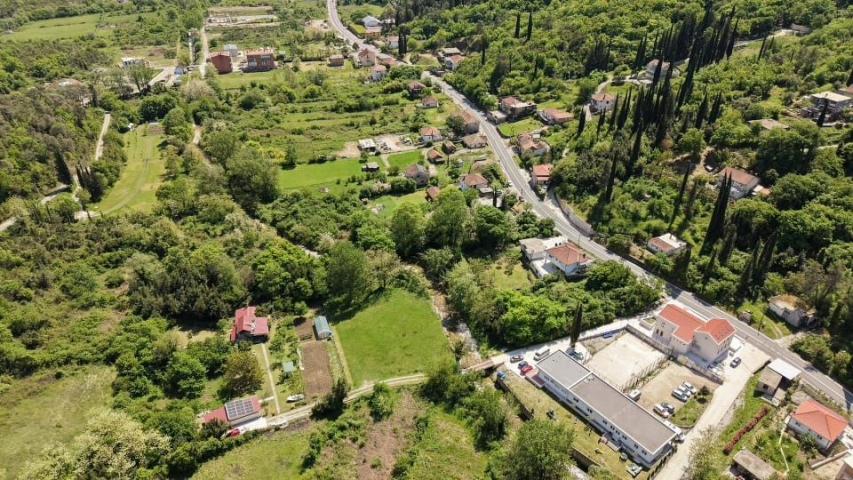 Urbanizovan atraktivan plac 1.677 m² – Herceg Novi, 50 metara od magistrale