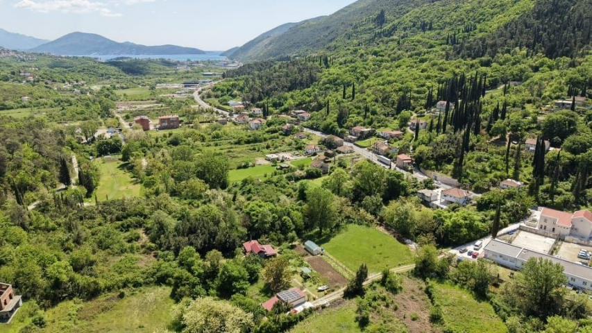 Urbanizovan atraktivan plac 1.677 m² – Herceg Novi, 50 metara od magistrale