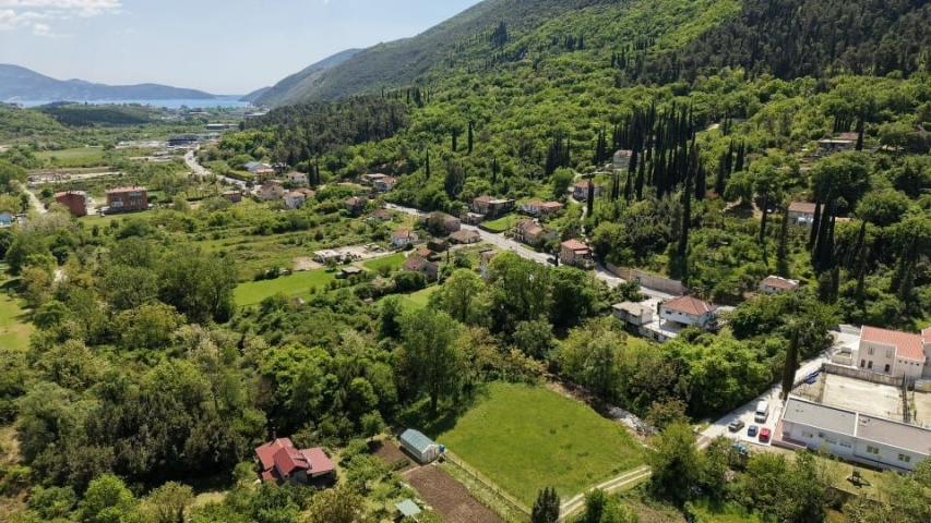 Urbanizovan atraktivan plac 1.677 m² – Herceg Novi, 50 metara od magistrale