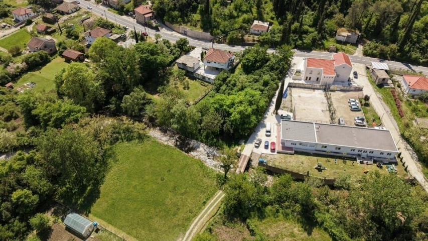 Urbanizovan atraktivan plac 1.677 m² – Herceg Novi, 50 metara od magistrale