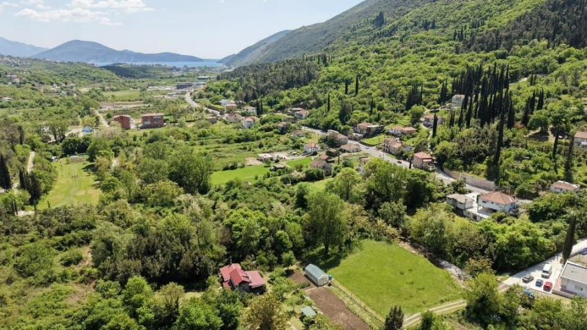 Urbanizovan atraktivan plac 1.677 m² – Herceg Novi, 50 metara od magistrale