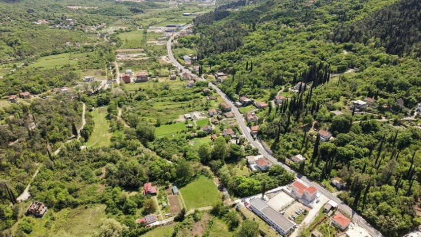 Urbanizovan atraktivan plac 1.677 m² – Herceg Novi, 50 metara od magistrale