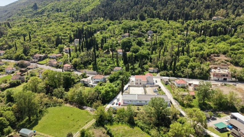 Urbanizovan atraktivan plac 1.677 m² – Herceg Novi, 50 metara od magistrale