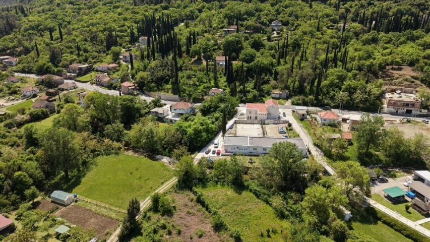 Urbanizovan atraktivan plac 1.677 m² – Herceg Novi, 50 metara od magistrale