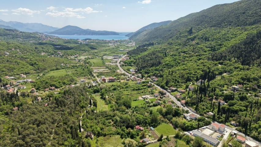Urbanizovan atraktivan plac 1.677 m² – Herceg Novi, 50 metara od magistrale