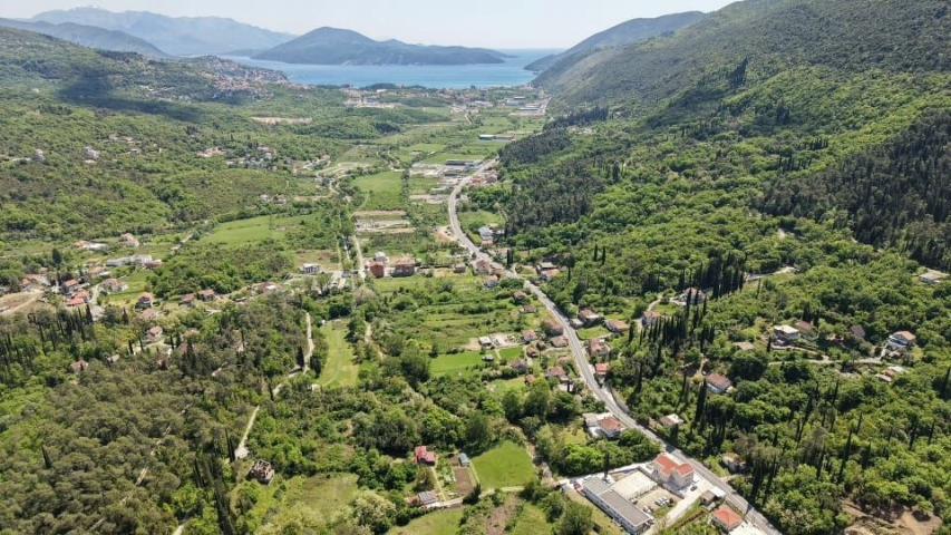 Urbanizovan atraktivan plac 1.677 m² – Herceg Novi, 50 metara od magistrale