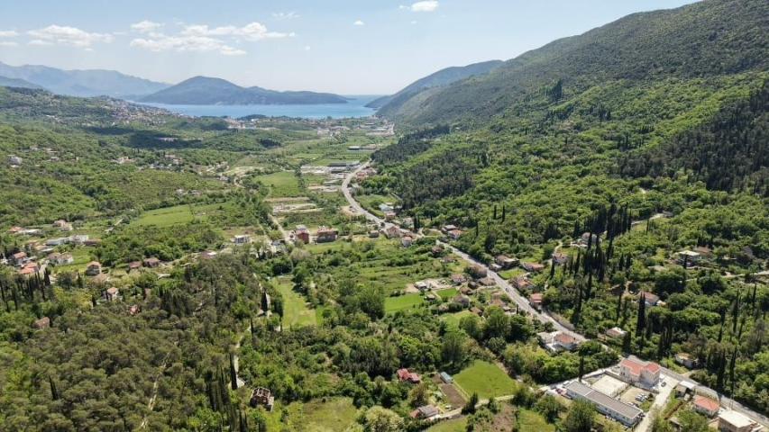 Urbanizovan atraktivan plac 1.677 m² – Herceg Novi, 50 metara od magistrale