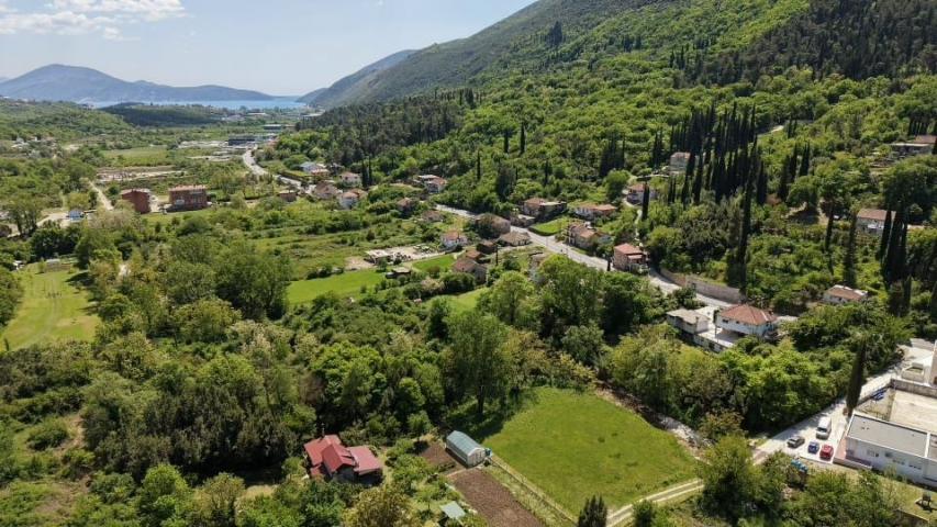 Urbanizovan atraktivan plac 1.677 m² – Herceg Novi, 50 metara od magistrale