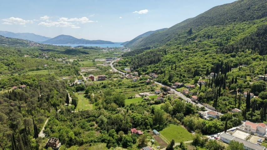 Urbanizovan atraktivan plac 1.677 m² – Herceg Novi, 50 metara od magistrale