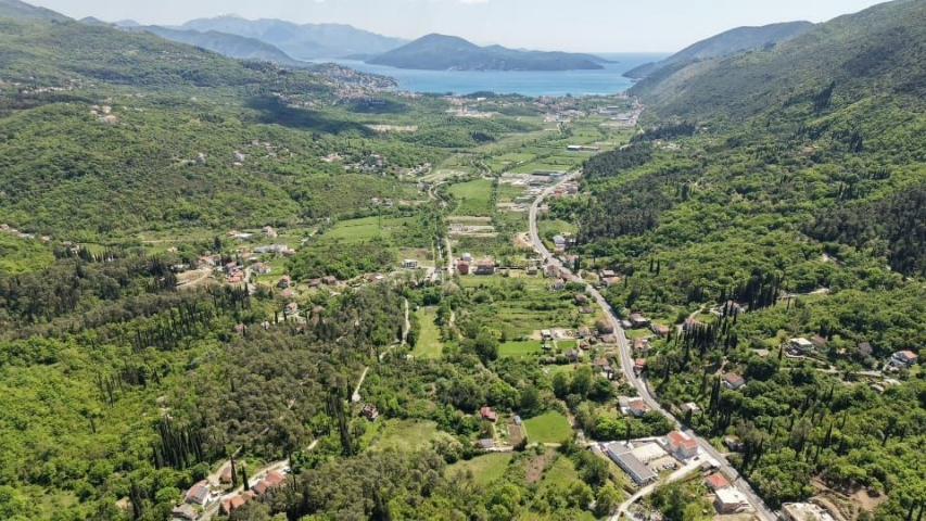 Urbanizovan atraktivan plac 1.677 m² – Herceg Novi, 50 metara od magistrale
