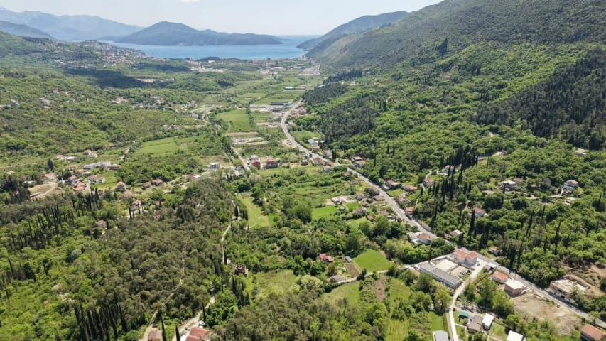 Urbanizovan atraktivan plac 1.677 m² – Herceg Novi, 50 metara od magistrale