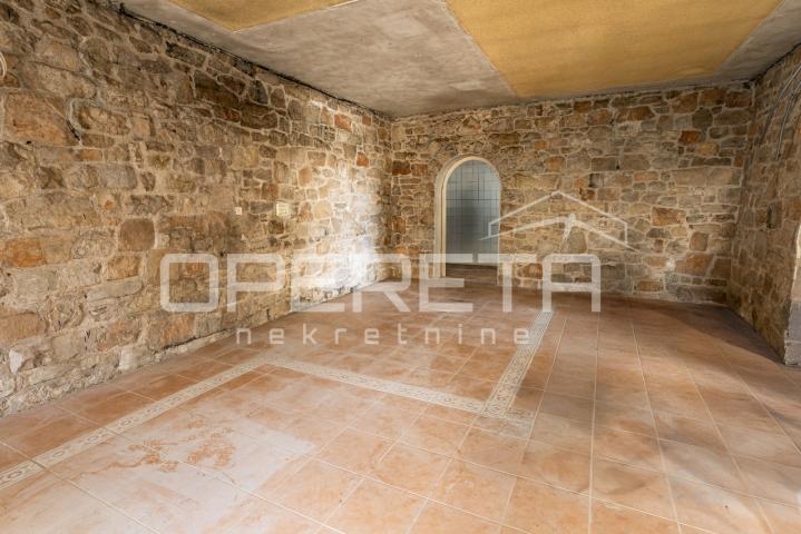 Ekskluzivna lokacija Tribunj vila uz more s apartmanima i poslovnim prostorom