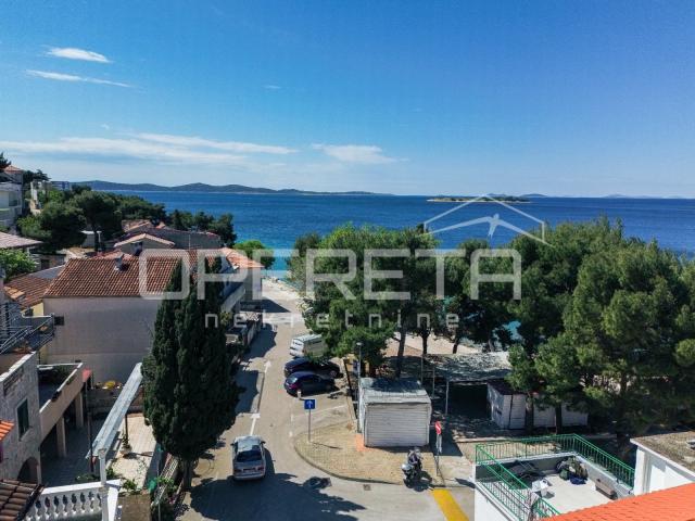 Ekskluzivna lokacija Tribunj vila uz more s apartmanima i poslovnim prostorom