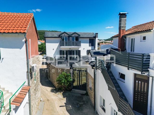 Ekskluzivna lokacija Tribunj vila uz more s apartmanima i poslovnim prostorom
