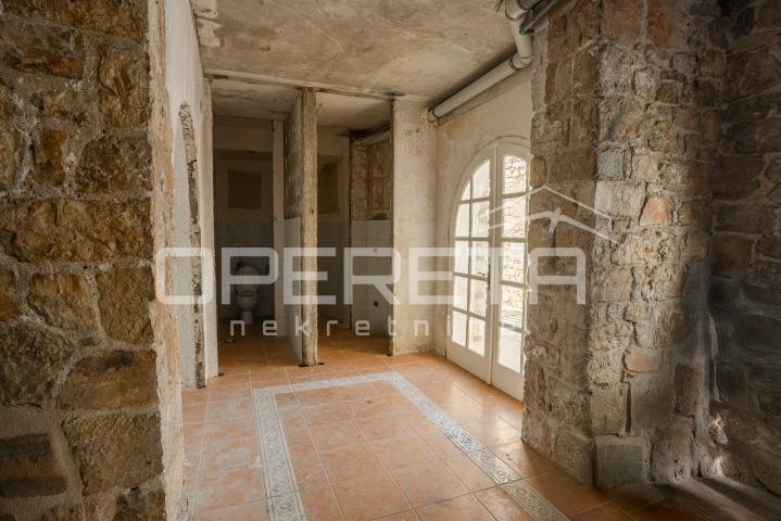 Ekskluzivna lokacija Tribunj vila uz more s apartmanima i poslovnim prostorom