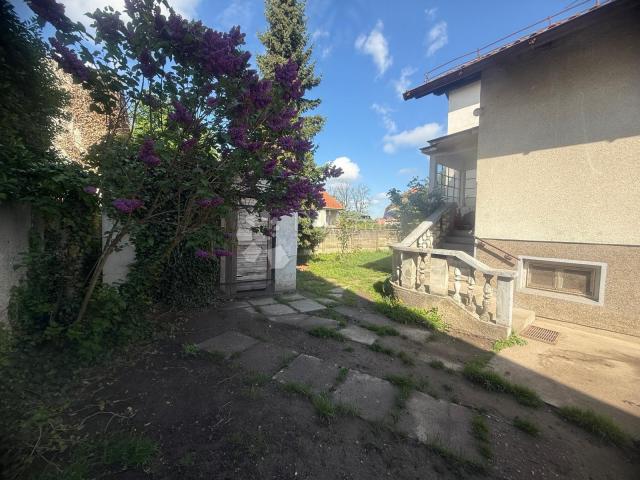 KUĆA S TRI ODVOJENA STANA