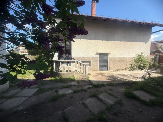 KUĆA S TRI ODVOJENA STANA