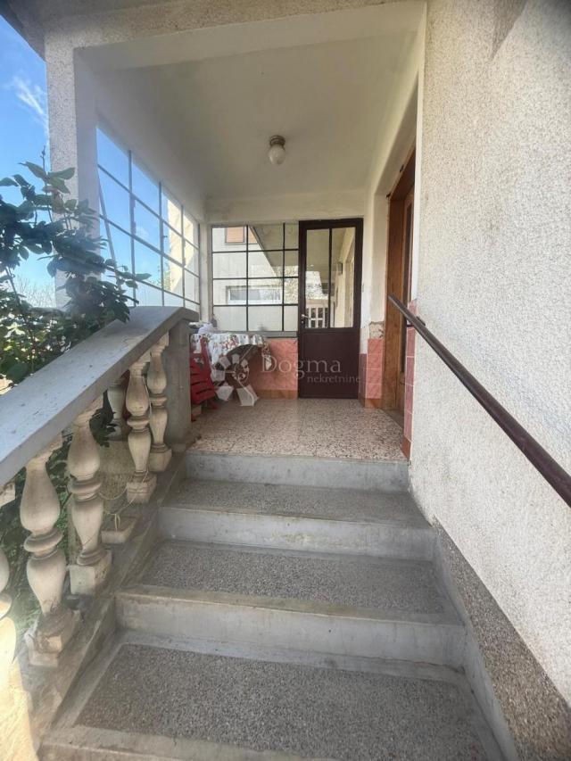 KUĆA S TRI ODVOJENA STANA