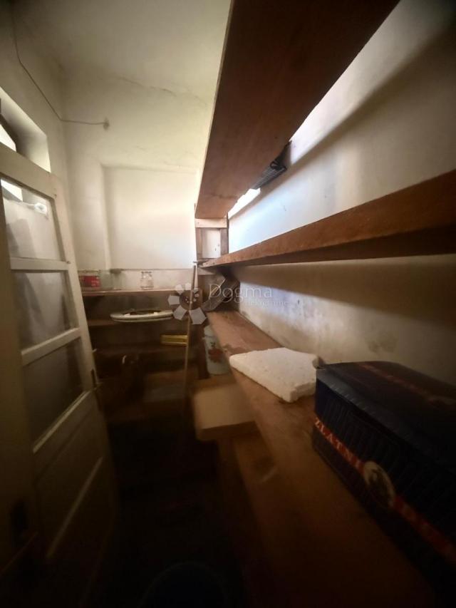KUĆA S TRI ODVOJENA STANA