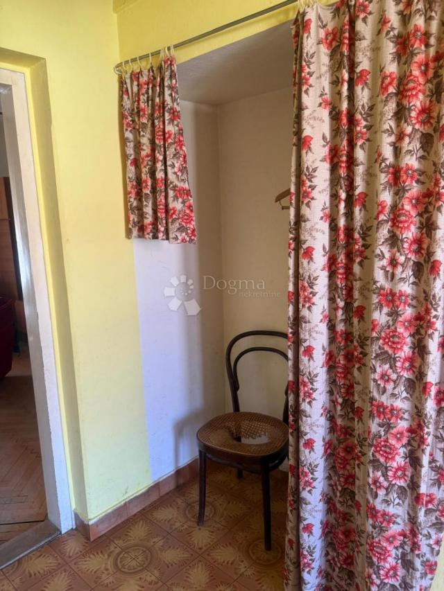 KUĆA S TRI ODVOJENA STANA