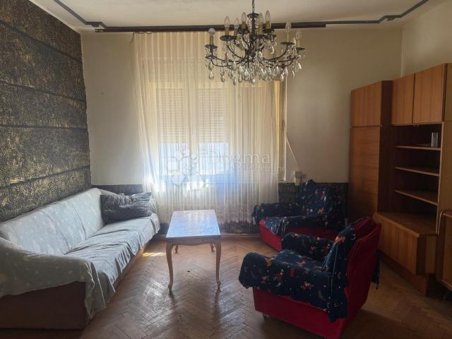 KUĆA S TRI ODVOJENA STANA