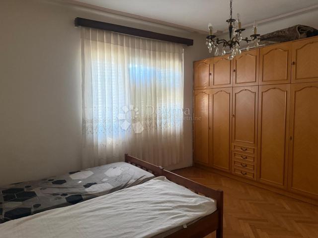 KUĆA S TRI ODVOJENA STANA