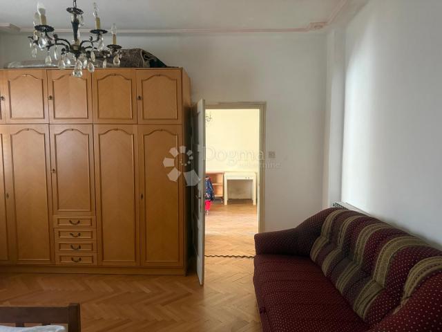 KUĆA S TRI ODVOJENA STANA