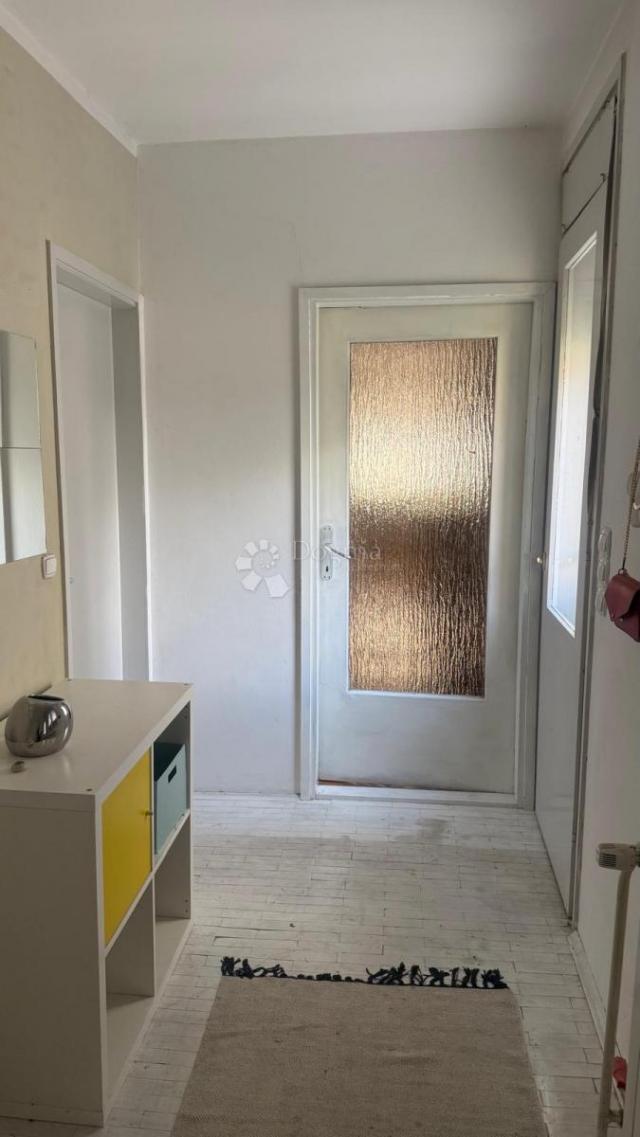 KUĆA S TRI ODVOJENA STANA