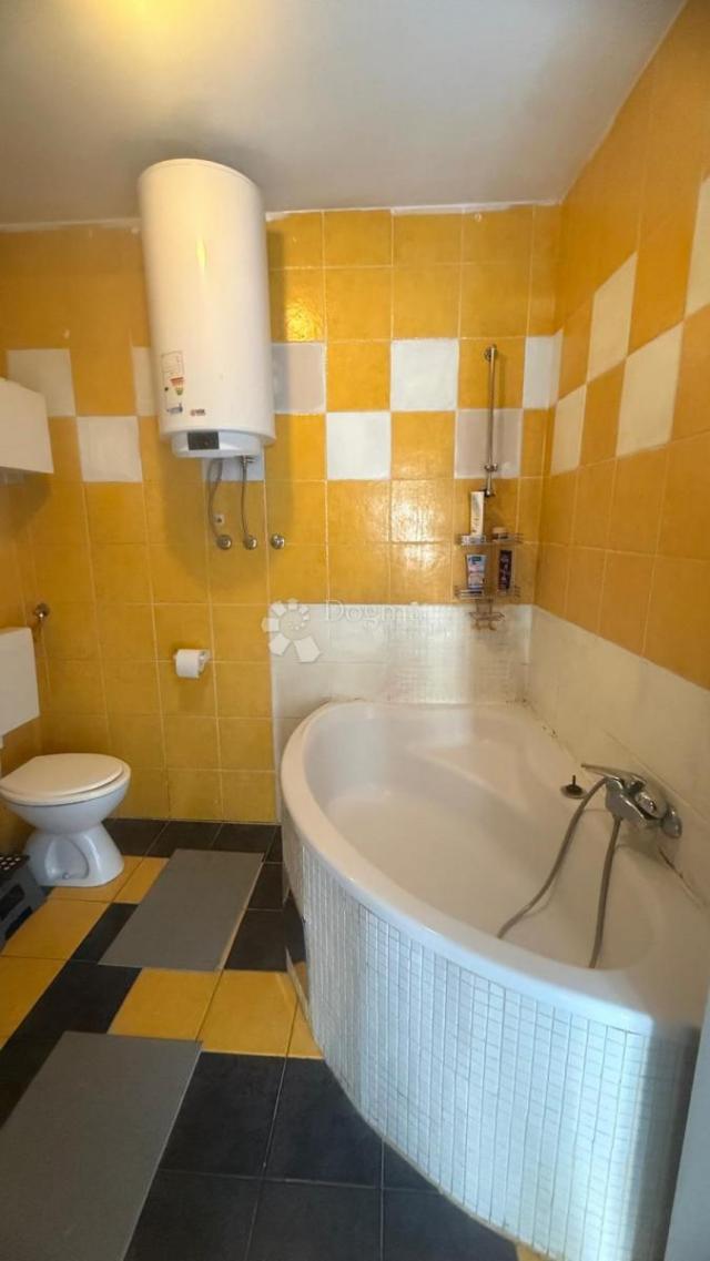 KUĆA S TRI ODVOJENA STANA