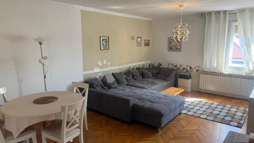 KUĆA S TRI ODVOJENA STANA