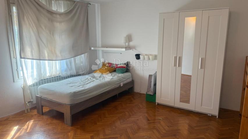 KUĆA S TRI ODVOJENA STANA