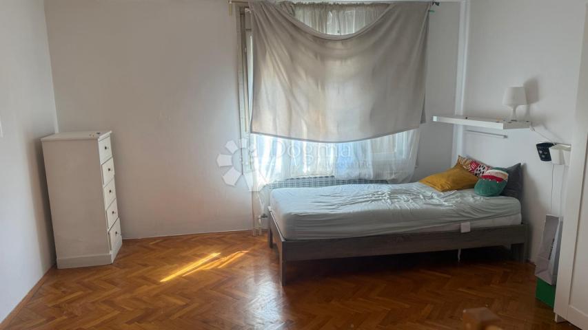 KUĆA S TRI ODVOJENA STANA