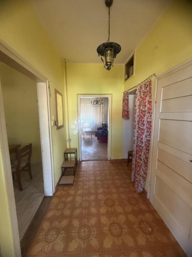 KUĆA S TRI ODVOJENA STANA