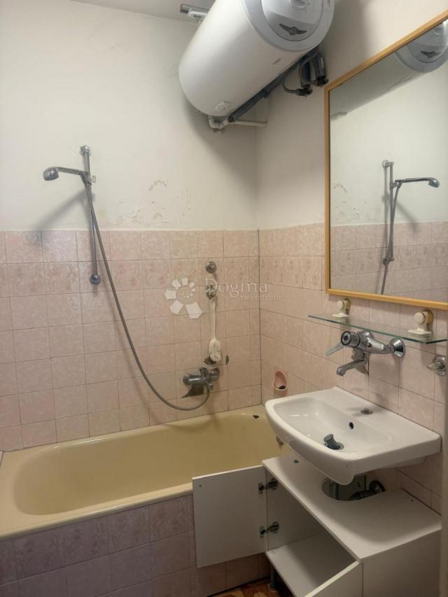 KUĆA S TRI ODVOJENA STANA