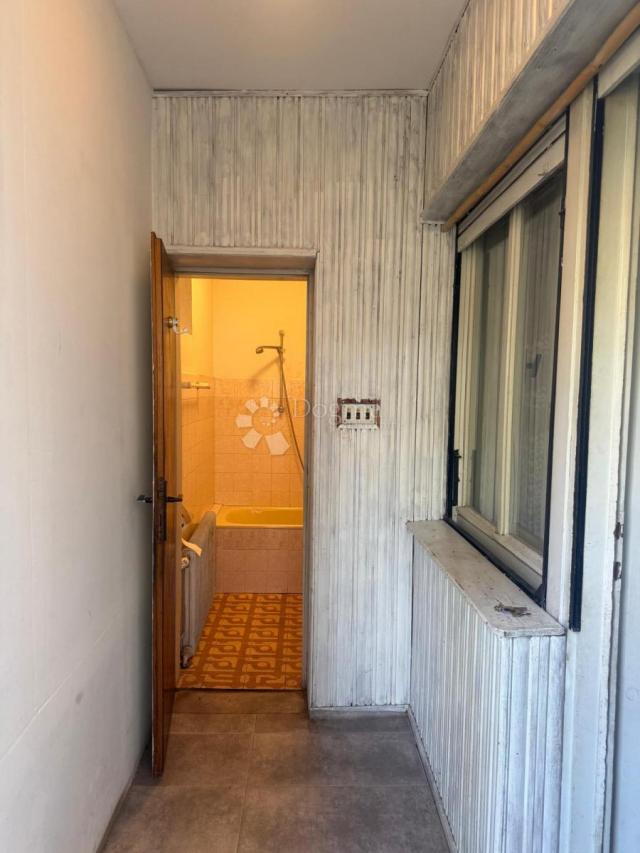 KUĆA S TRI ODVOJENA STANA