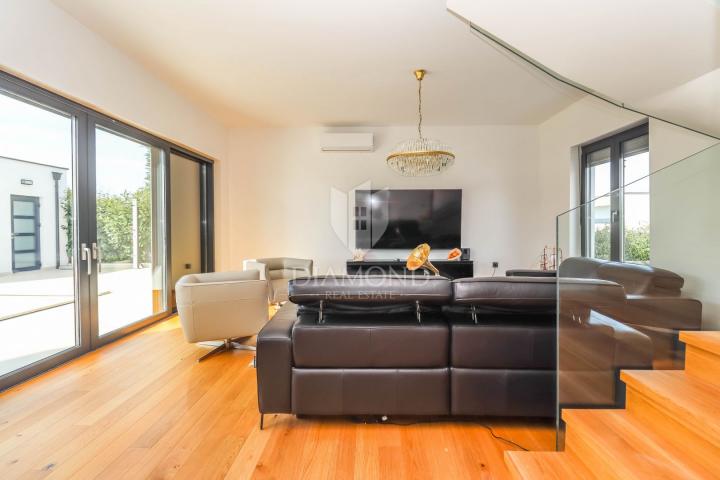 Moderna vila u Banjolama, 500 m od mora – luksuz, privatnost i vrhunska oprema! 