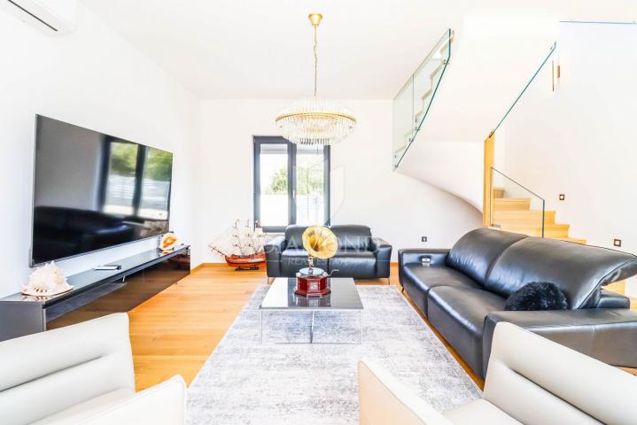 Moderna vila u Banjolama, 500 m od mora – luksuz, privatnost i vrhunska oprema! 