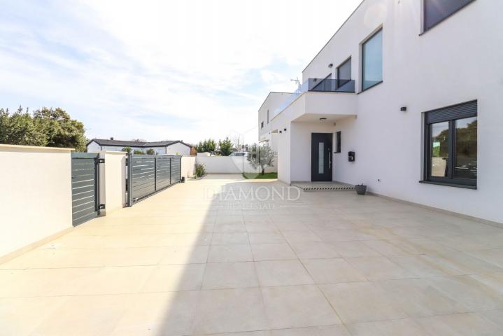 Moderna vila u Banjolama, 500 m od mora – luksuz, privatnost i vrhunska oprema! 