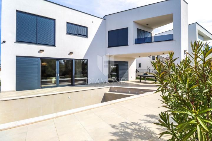 Moderna vila u Banjolama, 500 m od mora – luksuz, privatnost i vrhunska oprema! 