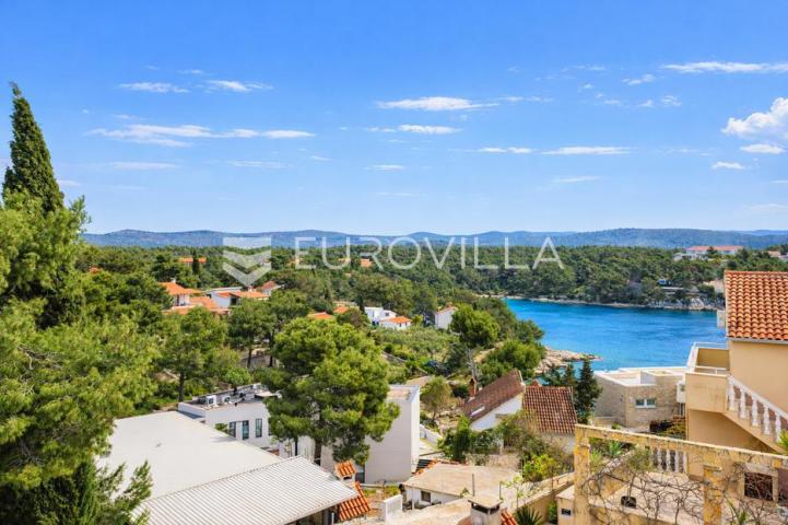 Milna, uvala Osibova, kuća s bazenom i pogledom na more ukupne površine 318 m²