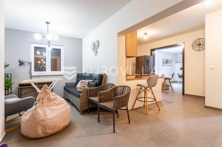 Milna, uvala Osibova, kuća s bazenom i pogledom na more ukupne površine 318 m²