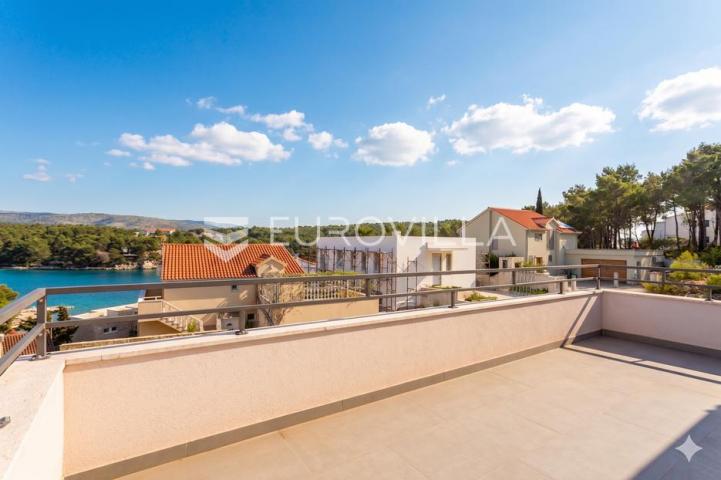 Milna, uvala Osibova, kuća s bazenom i pogledom na more ukupne površine 318 m²